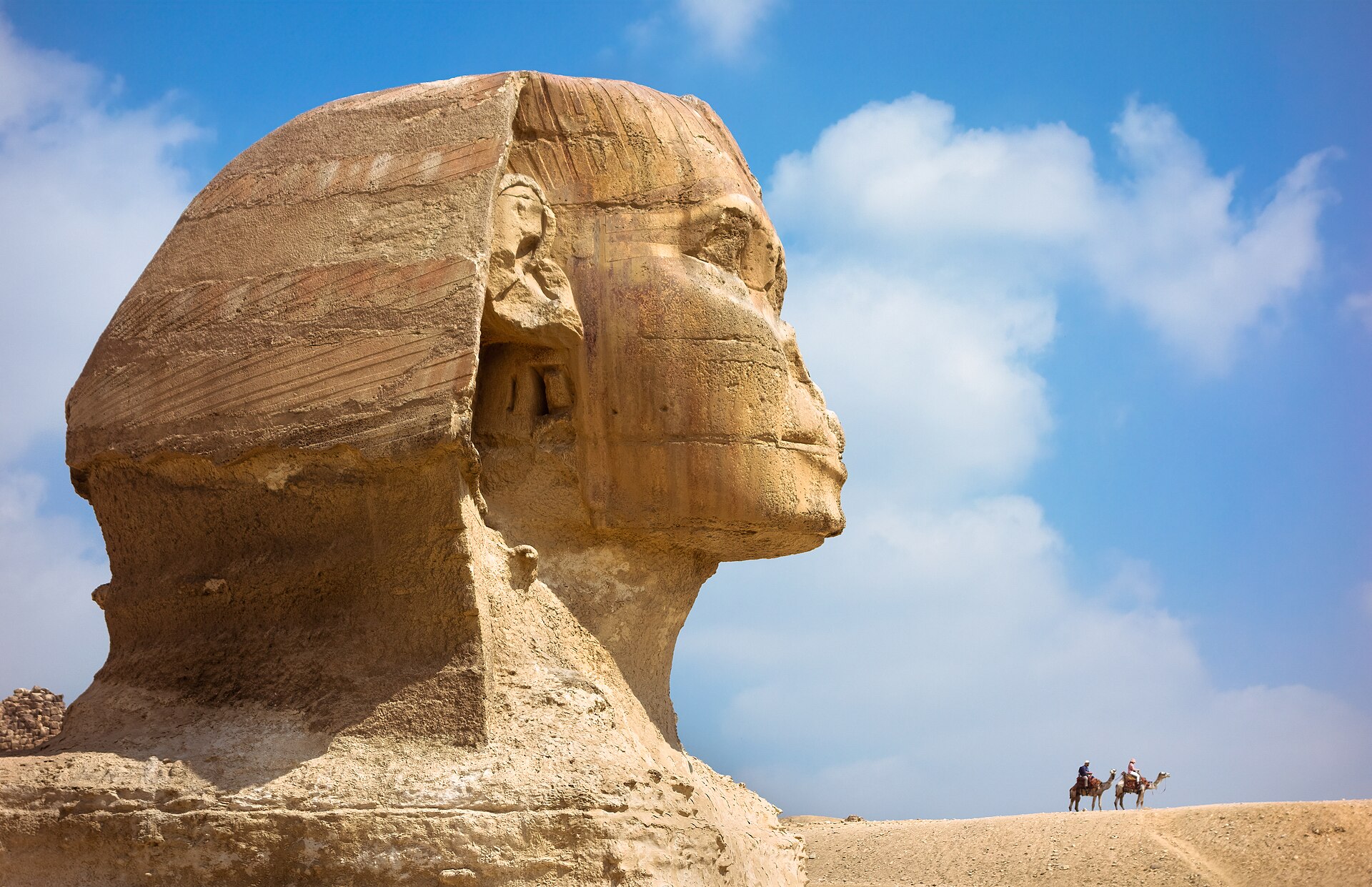Infographic with key visitor reminders: early hours, Egyptian Pounds, summer heat, hydration